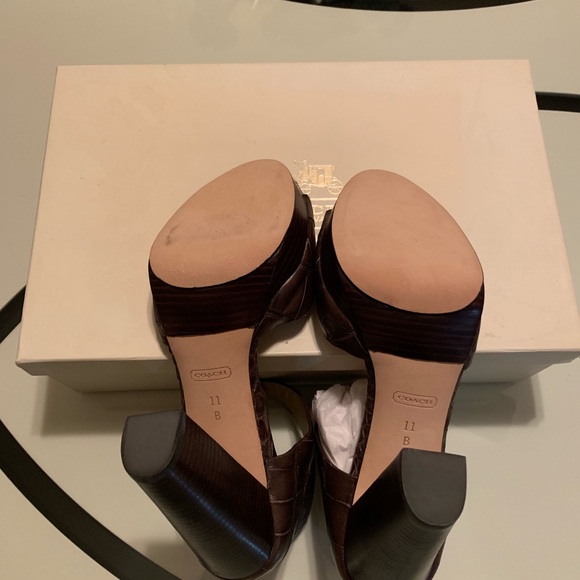 Coach Embossed Croc Heels Brown - Picture 4 of 4